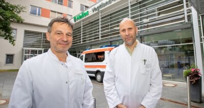 Helios eröffnet neue Lungenklinik - Marco Theilig (links) übernimmt als Chefarzt die Leitung der neuen Klinik für Lungenheilkunde, Schlafmedizin und Infektiologie. Jens Weise ist Chefarzt und Ärztlicher Direktor des Helios Vogtland-Klinikums. 