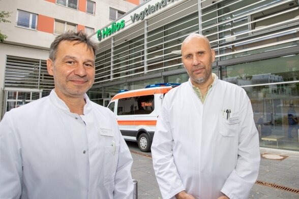 Marco Theilig (links) übernimmt als Chefarzt die Leitung der neuen Klinik für Lungenheilkunde, Schlafmedizin und Infektiologie. Jens Weise ist Chefarzt und Ärztlicher Direktor des Helios Vogtland-Klinikums. 