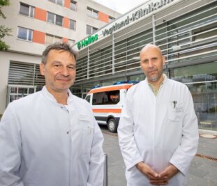 Helios Vogtland-Klinikum eröffnet neue Lungenklinik - Marco Theilig (links) übernimmt als Chefarzt die Leitung der neuen Klinik für Lungenheilkunde, Schlafmedizin und Infektiologie. Jens Weise ist Chefarzt und Ärztlicher Direktor des Helios Vogtland-Klinikums. 