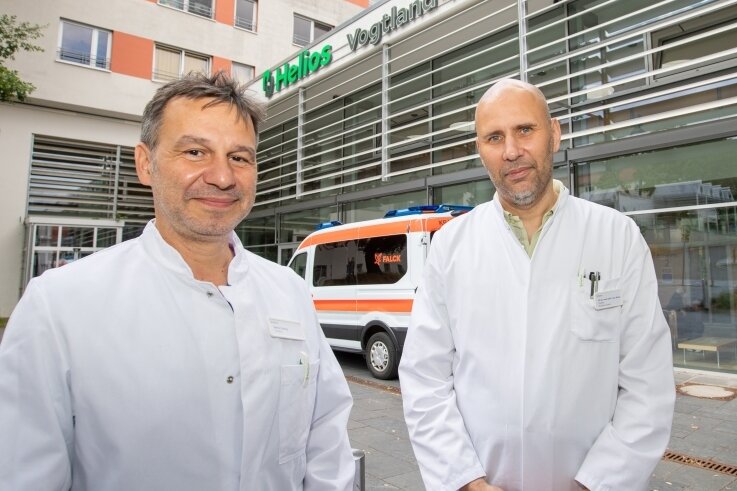 Helios Vogtland-Klinikum eröffnet neue Lungenklinik - Marco Theilig (links) übernimmt als Chefarzt die Leitung der neuen Klinik für Lungenheilkunde, Schlafmedizin und Infektiologie. Jens Weise ist Chefarzt und Ärztlicher Direktor des Helios Vogtland-Klinikums. 