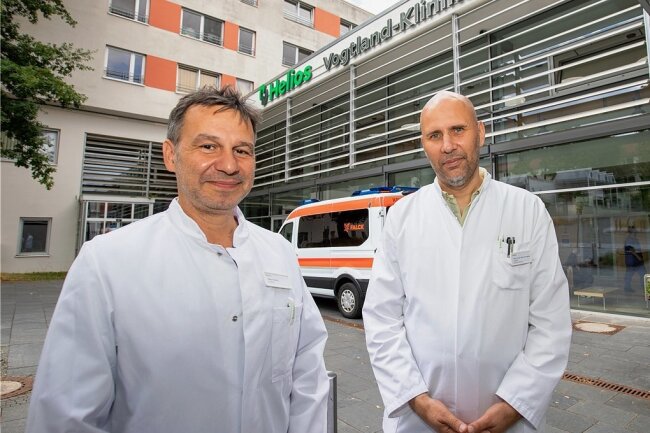 Helios Vogtland-Klinikum Plauen eröffnet neue Lungenklinik - Marco Theilig (links) übernimmt als Chefarzt die Leitung der neuen Klinik für Lungenheilkunde, Schlafmedizin und Infektiologie. Jens Weise ist Chefarzt und Ärztlicher Direktor des Helios Vogtland-Klinikums. 