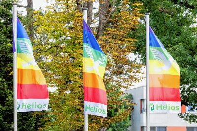 Helios Vogtland-Klinikum setzt in Plauen mit Regenbogenfahnen ein Zeichen für Vielfalt am Arbeitsplatz. - Um symbolisch Farbe zu bekennen, wurden am Dienstag vor dem Helios Vogtland-Klinikum in Plauen Regenbogen-Fahnen gehisst.