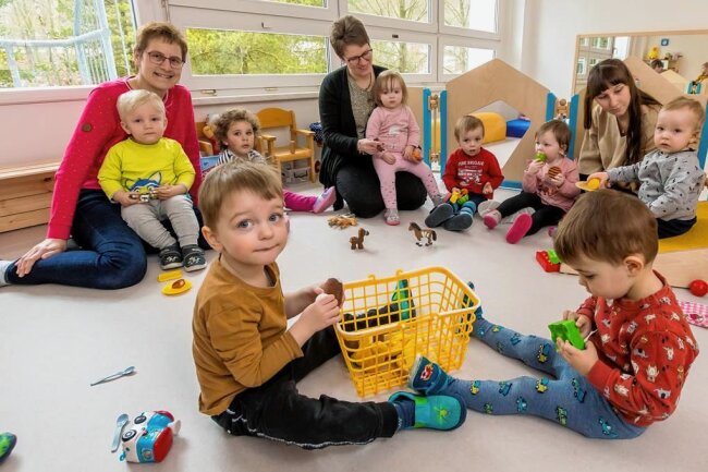 Hell, bunt, neu: Kita Flachsröste in Marienberg gehört wieder ganz den Kindern - Erzieherin Hanna Günther, Leiterin Katrin Viertel und Erzieherin Lea Müller (hinten v. l.) spielen mit Kindern der Mäuse-Gruppe in einem der frisch sanierten Krippenräume. 