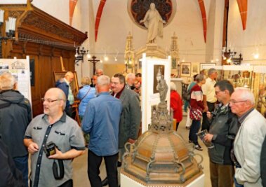 Hell erleuchtete Schau zu 800 Jahre Kirche in Crimmitschau - 