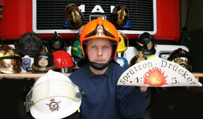 Helmsammler wird in Südtirol erneut fündig - Stolz präsentiert Rico Mey einige Neuerwerbungen für seine Sammlung von Feuerwehrhelmen.