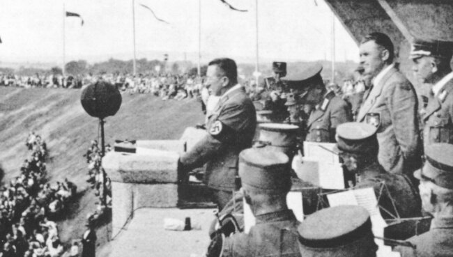 Helmut Schöns Hattrick zur Stadionweihe - OB Ewald Dost bei der Stadionweihe 1942. 