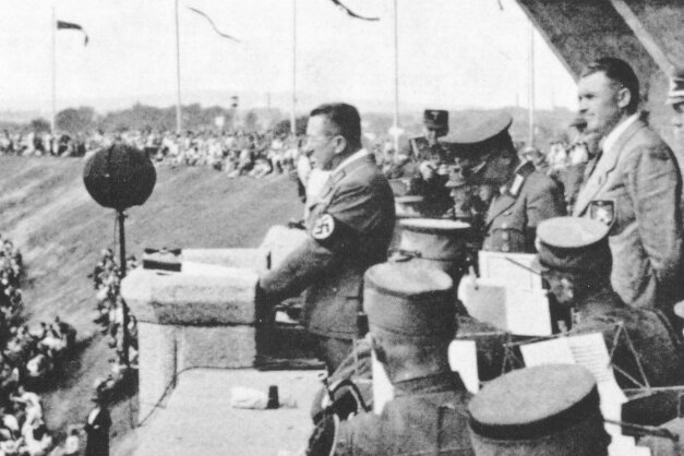 Helmut Schöns Hattrick zur Stadionweihe - OB Ewald Dost bei der Stadionweihe 1942. 