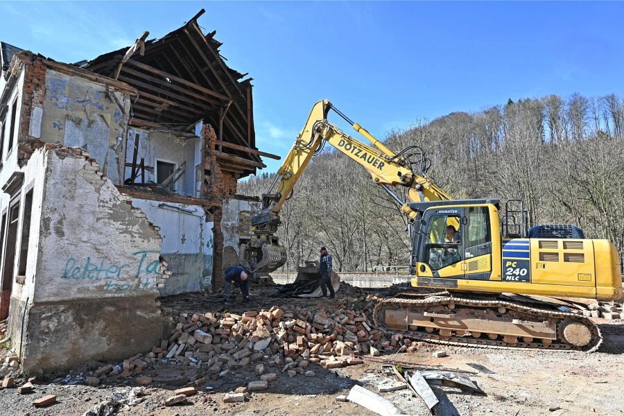 Hennersdorf: Problem-Ruine Brückenschenke ist abgerissen - Vorige Woche stand noch das Vorderhaus mit Gaststube und Wirts-Wohnung. Inzwischen ist die Ruine abgerissen.