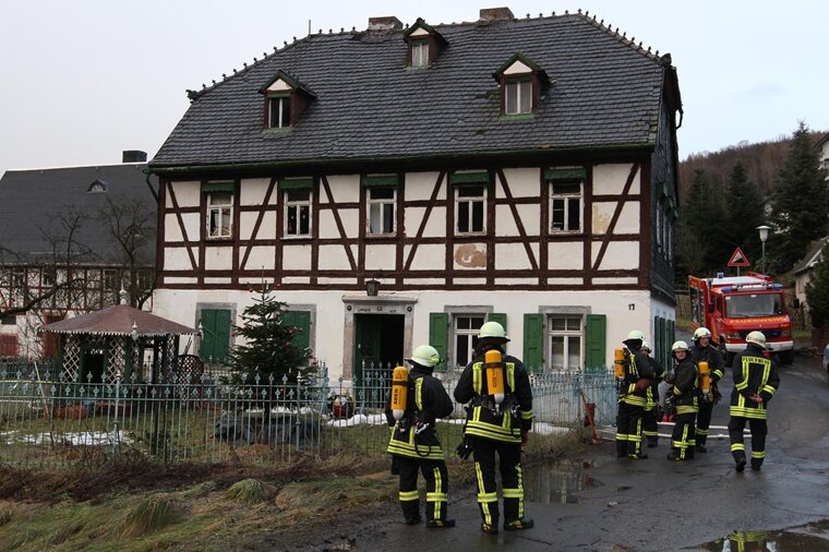 Hennersdorf: Wohnhausbrand hält vier Wehren auf Trab - Zu einem Brand in Hennersdorf rückte die Feuerwehr am Mittwoch 14.38 Uhr aus. Nach dem Löscheinsatz wurde die Tür versiegelt.