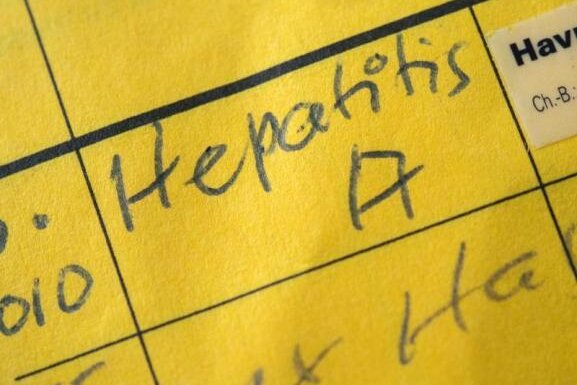 Hepatitis A an Chemnitzer Grundschule: Kind hat sich möglicherweise im Ausland angesteckt - Die Impfung gegen Hepatitis A wird Personen empfohlen, die ein besonderes Ansteckungsrisiko haben.