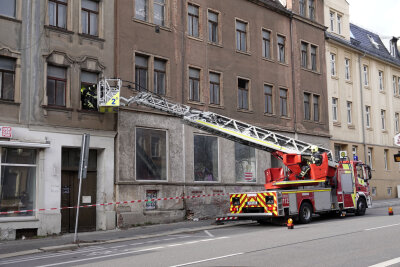Herabfallende Fensterscheiben - Feuerwehreinsatz an Frankenberger Straße - 