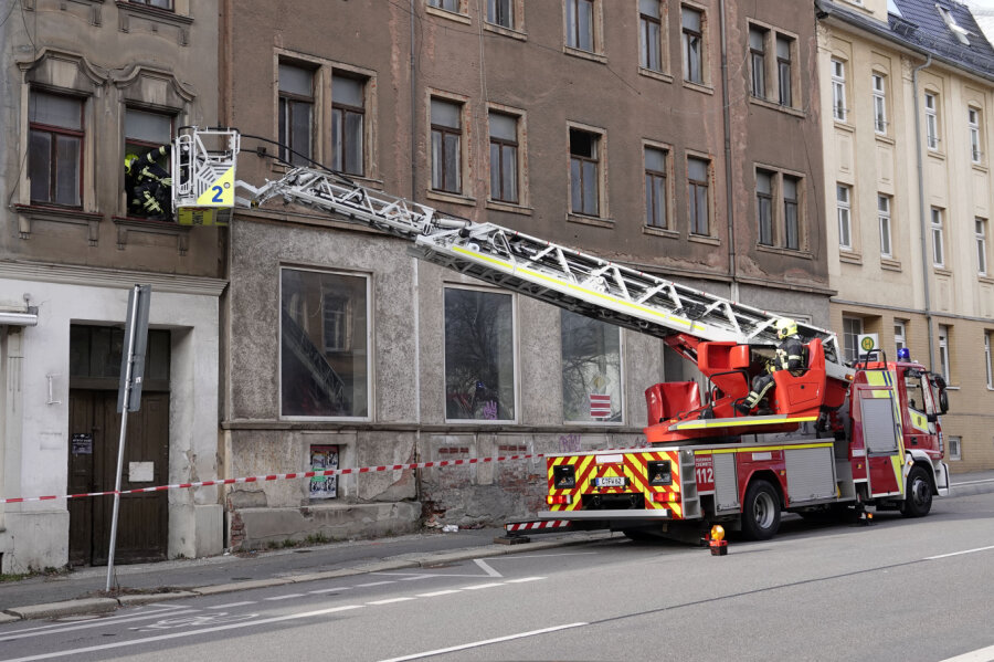Herabfallende Fensterscheiben - Feuerwehreinsatz an Frankenberger Straße - 