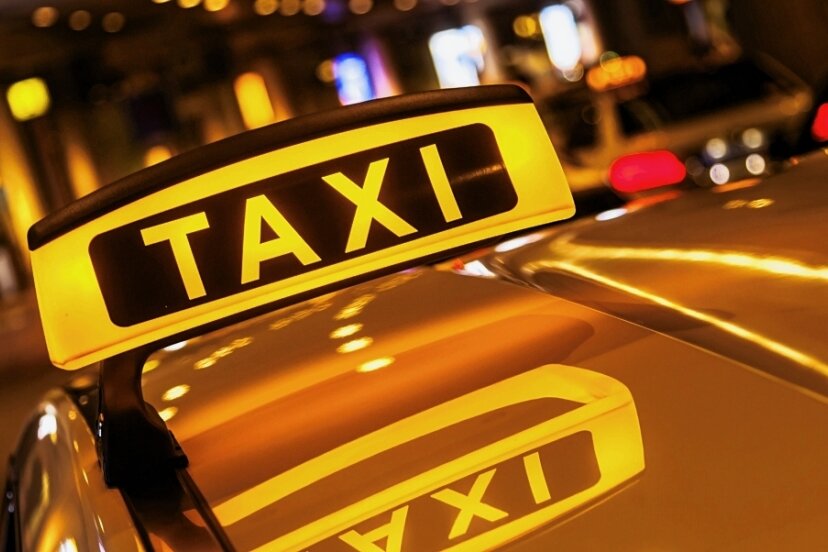 Herausforderungen im Taxigewerbe: Warum im Erzgebirge freie Taxis meist schwer zu finden sind - Das Taxi-Gewerbe in der Region sieht sich zunehmend mit Problemen konfrontiert, die bei Mitgliedern und Beschäftigten der Branche für zunehmend mehr Existenznöte sorgen (Symbolbild). 