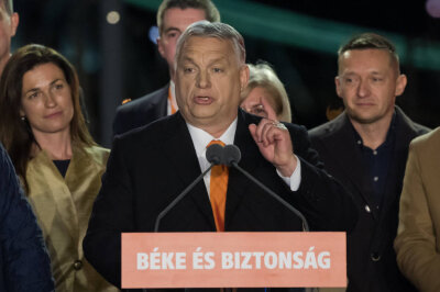 Herbe Niederlage für ungarische Opposition: Orban siegt souverän - Viktor Orban, Ungarns Ministerpräsident, dankt jubelnden Anhängern während einer Wahlparty in Budapest. 