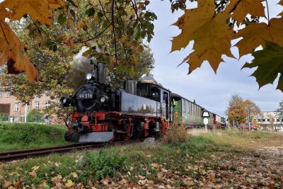 Herbstferien im Erzgebirge: Museumsbahn Schönheide lädt zu Fahrten ein - Der Zug der Museumsbahn Schönheide bei der Überquerung des Bahnübergangs an der Bürstenfabrik.