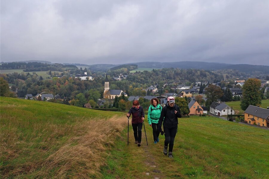 Herbstwanderwochen im Erzgebirge: 200 Wanderer bei 15 Touren dabei - aber nur sehr wenige Urlauber - Bei der Tour im Schwartenberggebiet genossen die Teilnehmer herrliche Aussichten auf Neuhausen
