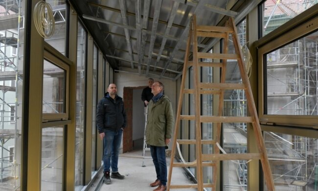 Baubürgermeister Holger Reuter (rechts) und Projektmitarbeiter Sandro Neubert (links) im Inneren des Verbindungsganges. Hier wird noch an der Elektroinstallation gearbeitet; im März soll diese insgesamt in Betrieb gehen.