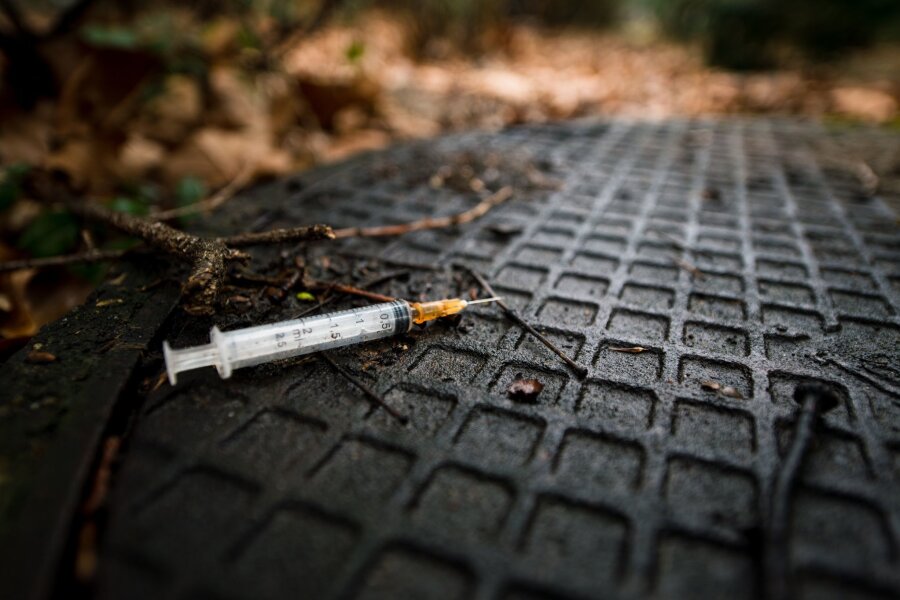 Heroin-Knappheit: Warnung vor gefährlicheren Alternativen - Eine benutzte Spritze, die üblicherweise zum Spritzen von Heroin genutzt wird (Symbolbild).