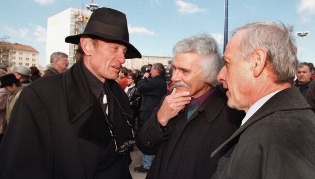 Helmut Jahn (links) im März 1998 bei der Grundsteinlegung für die Galeria Kaufhof, hier im Gespräch mit Oberbürgermeister Peter Seifert (rechts) und Architekt Karl-Heinz Barth, damals Chef der SPD-Ratsfraktion. Foto: Härtel/A.