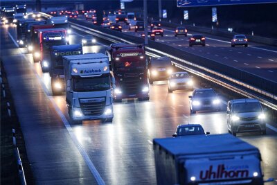 Herr Müller, wird mit der höheren Lkw-Maut alles teurer? "Ja, natürlich" - Lastkraftwagen im morgendlichen Verkehr auf der Autobahn 14 bei Leipzig: Wie teuer wird die steigende Lkw-Maut am Ende für die Verbraucher? 
