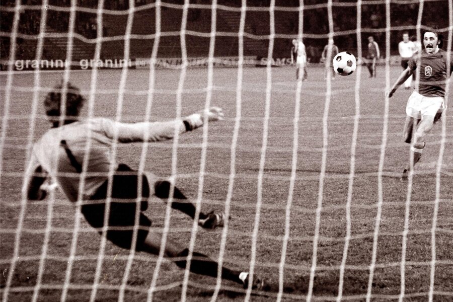 Herr Panenka, wer ist Ihr bester Imitator? - Das berühmte Tor: Antonin Panenka verwandelt im EM-Finale 1976 gegen Sepp Maier den letzten Elfmeter. Vorher hatte Uli Hoeneß verschossen.