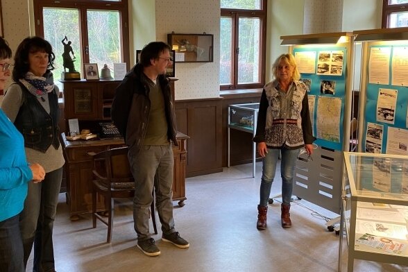 Herrenhaus soll wichtige Rolle im Geopark spielen - Karla Dunger und Martina Zeißig vom Heimatverein Topas informierten im Tannenbergsthaler Herrenhaus Denis Loos und Silke Stark (von links) über die neu gestaltete Ausstellung. 