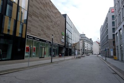 Herrenloser Koffer: Leipziger Einkaufszentrum evakuiert - Blick in eine menschenleere Straße am Einkaufszentrum "Höfe am Brühl" in der Innenstadt.