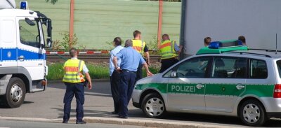 Herrenloser Koffer löst Großeinsatz aus - 30 Beamte der Bundespolizei und der Polizeidirektion Zwickau riegelten die Straßen rings um den Fundort in Netzschkau ab.