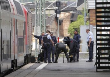 Herrenloses Gepäckstück: Sperrung am Chemnitzer Hauptbahnhof wieder aufgehoben - Bei der Überprüfung des Koffers konnte die Bundespolizei nichts Verdächtiges finden, so dass die Sperrung des Bahnsteigs wieder aufgehoben werden konnte.