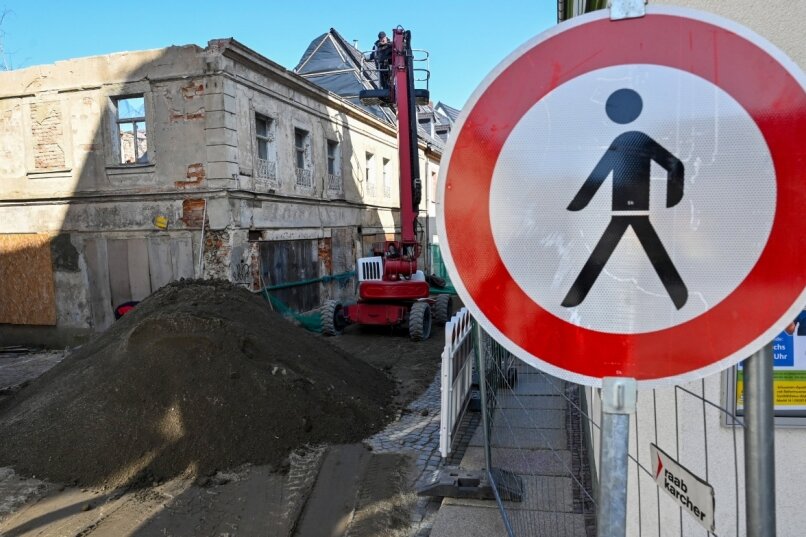 Herrenstraße diese Woche unpassierbar - Seit Montag ist die Herrenstraße im Bereich des Welkerschen Gutes auch für Fußgänger nicht passierbar. Der Abriss hat begonnen. 