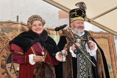 Herrschaftspaar August und Anna besucht Augustusburg - Zur 24. Tür am Adventskalender von Augustusburg hat sich das Kurfürstenpaar angekündigt. 
