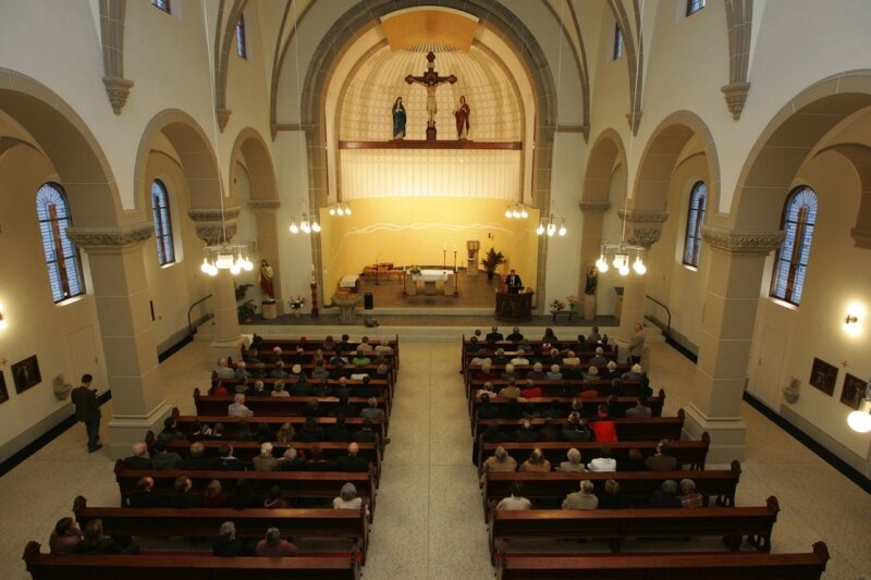 Herz-Jesu-Kirche in neuem Glanz - 
              <p class="artikelinhalt">Ein Blick in die sanierte Herz-Jesus-Kirche während der Einweihungsfeier am Samstag. </p>
            