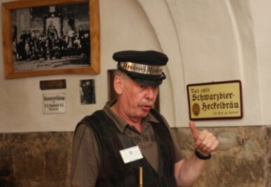 Herzblut würzt Bier-Vortrag - Jürgen Springer faszinierte mit seinen Wissen über die ehemalige Kirchberger Heckl-Brauerei die Besucher des Stadtjubiläums.