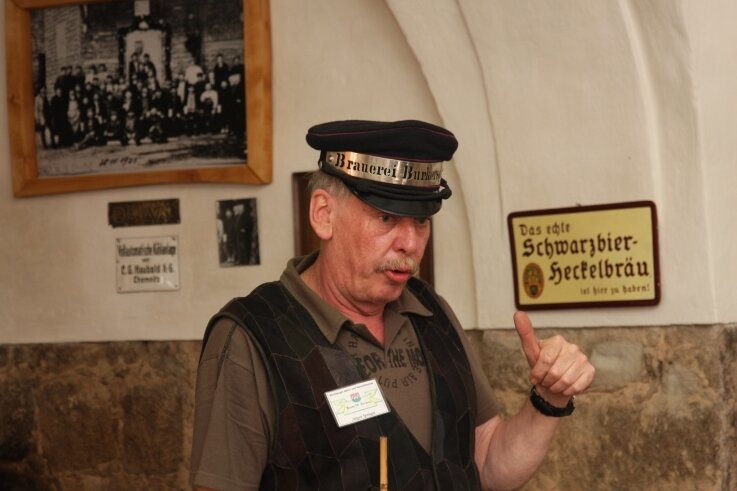 Herzblut würzt Bier-Vortrag - Jürgen Springer faszinierte mit seinen Wissen über die ehemalige Kirchberger Heckl-Brauerei die Besucher des Stadtjubiläums.