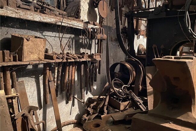 Als hätte der Schmied gerade sein Werkzeug abgelegt: So sieht es in der alten Schmiede in Mühlbach aus.