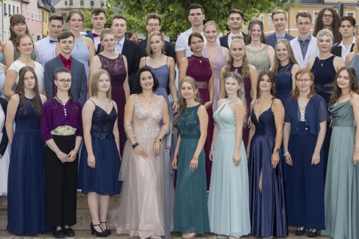 Herzlichen Glückwunsch! - Abiturienten Berufliches Gymnasium des BSZ, Standort Schneeberg (von links), 1. Reihe: Marie Günther; Marie Ludwig; Zoé Joelle Drechsler, Helena Fahsel, Lilli Wolff, Emma Leichsenring, Xenia Knebel, Sara Colditz, Anna Emmrich, Klara Unger, Nelly Körner, Helene Sachs; 2. Reihe: Michelle Wächtler, Gerda Barth, Marco Schauer, Elisabeth Zierold, Lena Forner, Vivien Eisenreich, Elisa Meinhold, Sarah Aschmuteit, Lara Strandt, Elena Kreklau; 3. Reihe: Ronja Jochmann, Luise Barth, Fritz Eschebach, Rahel Mauersberger, Joshua Richter, Johannes Poller, Tim Awdshiew, Paul Marquardt, Luisa Müller, Manuel Hums, Laetitia Meyer, Hannes Förster, Jonas Brekau, Lucien Schulze, Filius Dorian Schubert. Es fehlen Benjamin Günther und Paul Kiunke. 