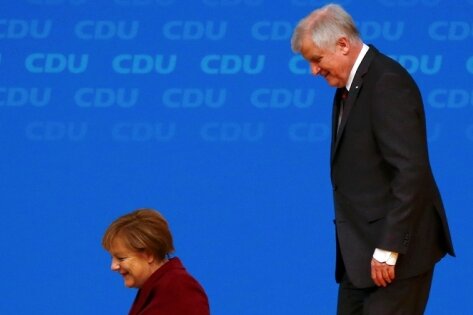 Herzlichkeit mit Obergrenze - Abgang ohne große Geste: Bundeskanzlerin und CDU-Chefin Angela Merkel begleitete den CSU-Vorsitzenden und bayerischen Ministerpräsidenten Horst Seehofer zum Ausgang.