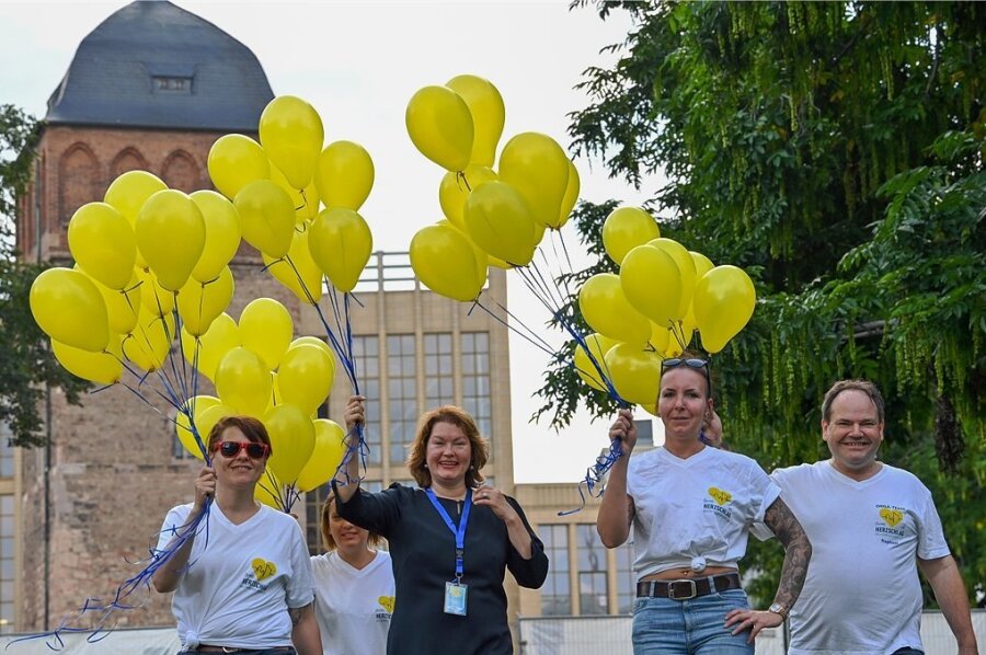 Sie haben das Bürgerfest seit Juni vorbereitet: Jenny Märtin, Bianca Steinbock, Nancy Schäfer und Raphael Steinbock (von links) vom Verein Chemnitzer Bürgerfest. Zum Beginn am Freitag ließen sie Luftballons in den Himmel steigen. 