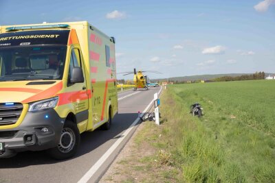 Hetzdorf: Motorradfahrer landet schwer verletzt im Graben - 
