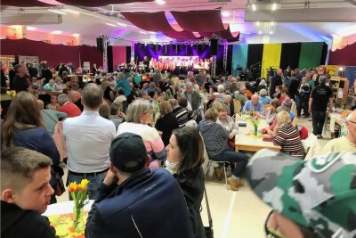 Hetzdorf: Was die Farbe eines Hühnereis bestimmt - Mehrere hundert Menschen hatten sich am Samstag zum Vereinsfest in der Mehrzweckhalle in Hetzdorf versammelt. Foto: Steffen Jankowski