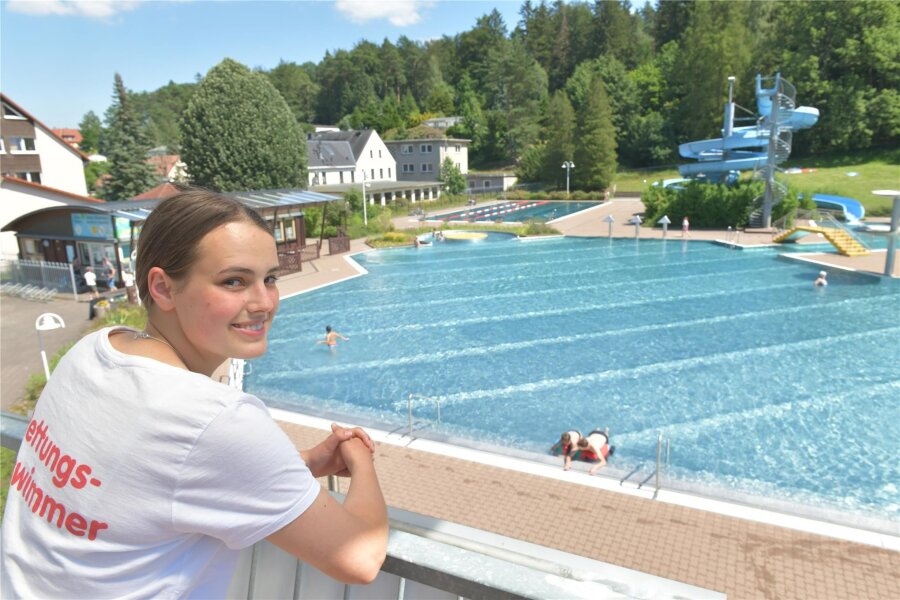 Hetzdorfer Bad meldet 21 Grad Celsius Wassertemperatur - Clara Meyer ist als Rettungsschwimmerin im Sumpfmühlenbad in Hetzdorf im Einsatz.