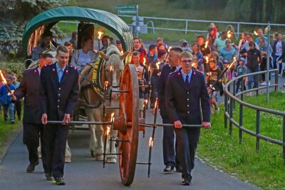 Hetzdorfer Besonderheit: Das Feuerrad ist unterwegs - Bei der Sonnenwendfeier in Hetzdorf wird eine Besonderheit gepflegt: Das Feuerrad führt einen Aufzug an.