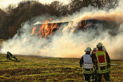 Heuballen in Gahlenz stehen in Flammen - Beim Heuballenbrand in Gahlenz sollen mehr als 40 Einsatzkräfte ausgerückt sein.