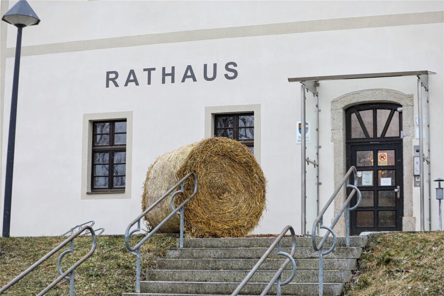 Heuballen vor Gemeindeamt in Weischlitz - Bürgermeister Steffen Raab: „Zusammenhang mit Bauernprotesten besteht“ - Das Rathaus in Weischlitz. Am Montagmorgen lag ein Heuballen vor der Eingangstür.