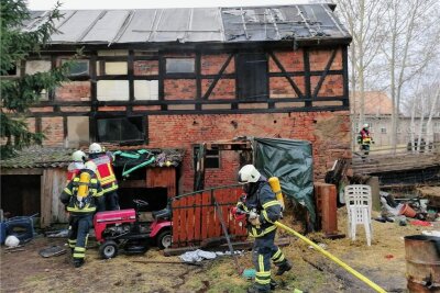 Heuschober in Geringswalde geht in Flammen auf - Die Feuerwehren konnten verhindern, dass die Flammen eines Heuschobers auf eine Scheune übergreifen. 