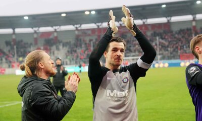 "Heute fahren alle mit einem Lächeln nach Hause": Die Stimmen nach dem Auswärtssieg des FC Erzgebirge Aue - Aues Torwart Martin Männel jubelt nach dem Spiel. 
