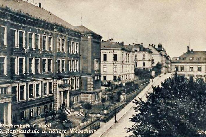 Heutiges Haus der Vereine wird 125 Jahre alt - Die Albertschule und die Webschule um 1900. Die Aufnahme bewahrt das Neuberin-Museum auf. 