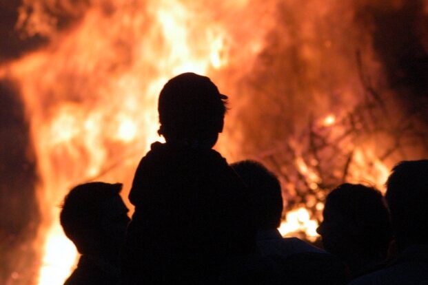 Ein gemütliches Beisammensein im Schein der Flammen: Am Samstag sollen nach zwei Jahren Coronapause auch in Chemnitz wieder Thema Hexenfeuer lodern und Besucher anlocken. 
