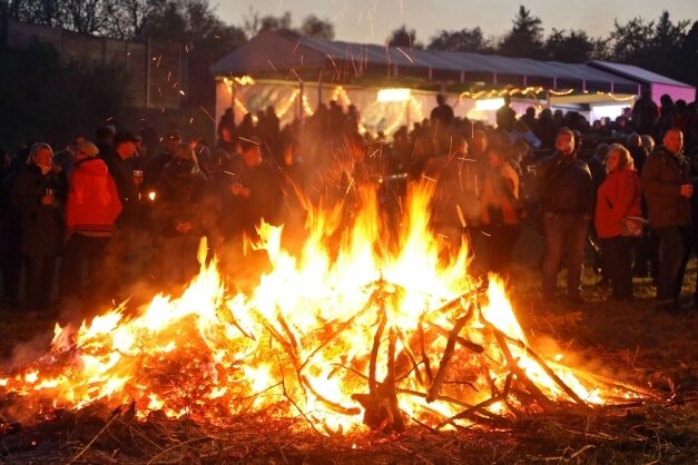 Hexenfeuer sind für Tiere oft tödlich - Gute Stimmung herrschte beim Hexenfeuer mit Livemusik 2019 am Sachsenring. 