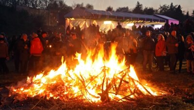 Hexenfeuer: Was tun, wenn inzwischen Tiere im Holz leben? - Gute Stimmung herrschte beim Hexenfeuer mit Livemusik 2019 am Sachsenring. 